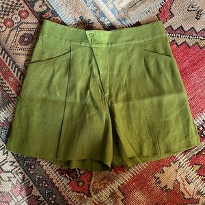NWOT size 6 olive green Cabi front pleat shorts.